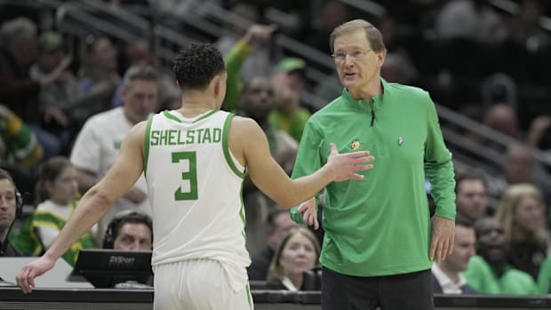  Oregon Ducks head coach Dana Altman reacts with guard Jackson Shelstad (3)