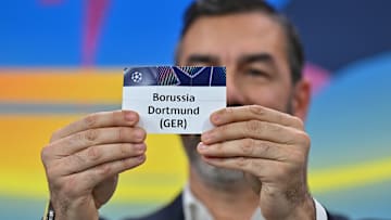 Robert Pires mit dem BVB-Los