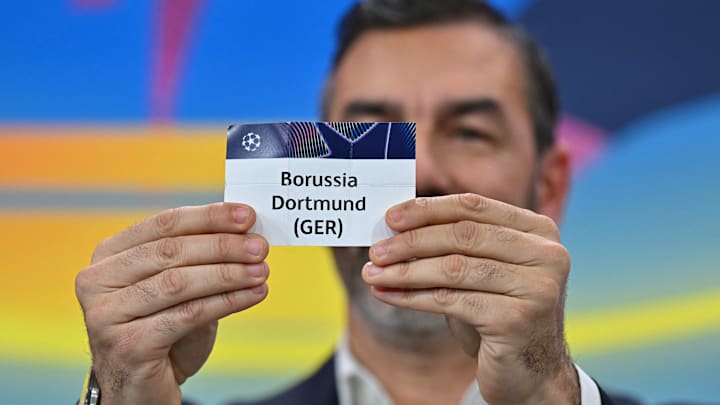 Robert Pires mit dem BVB-Los