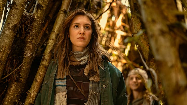 L-R: Sophie Nélisse as Teen Shauna and Jenna Burgess as Teen Melissa in Yellowjackets, episode 9, season 3, streaming on Paramount+ with SHOWTIME, 2025. Photo Credit: Kailey Schwerman/Paramount+ with SHOWTIME.