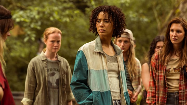 L-R: Sophie Thatcher as Teen Natalie, Liv Hewson as Teen Van, Jasmin Savoy Brown as Teen Taissa, Jenna Burgess as Teen Melissa, Vanessa Prasad as Teen Gen and Sophie Nélisse as Teen Shauna in Yellowjackets, episode 3, season 3, streaming on Paramount+ with SHOWTIME, 2025. Photo Credit: Kailey Schwerman/Paramount+ with SHOWTIME.