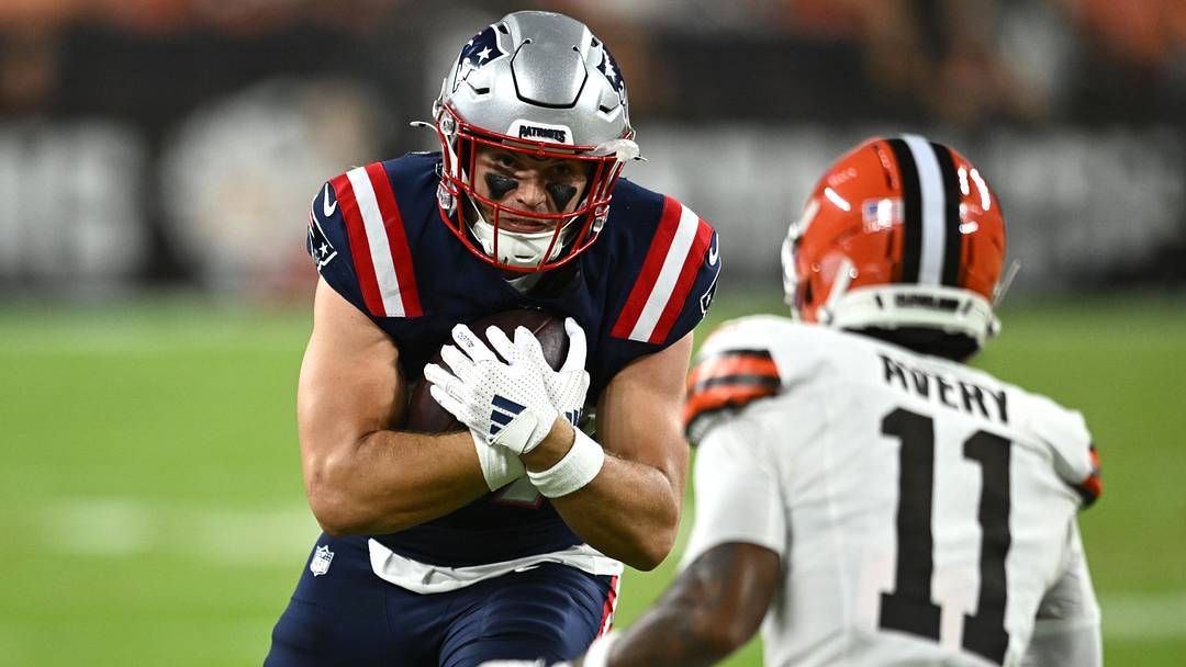 Jack Westover (37), the ex-Husky TE and cut by New England, has been signed to the Washington Commanders practice squad. 