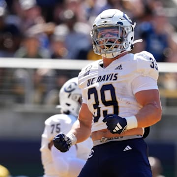 UC Davis Aggies linebacker Porter Connors (39)