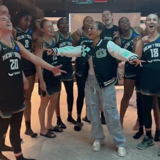 Alicia Keys crashes New York Liberty locker room celly to serenade