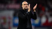 Pep Guardiola recarde l'une des stars de son équipe.