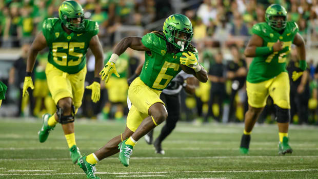 Oregon Ducks running back Noah Whittington (6) runs the ball against the Hawaii Warriors