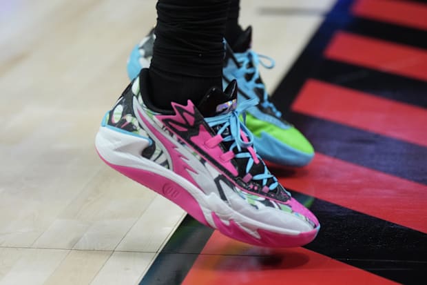 Portland Trail Blazers guard Scoot Henderson's pink and black sneakers.