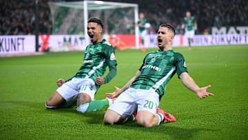 Werder Bremens Romano Schmid und Justin Njinmah beim Torjubel