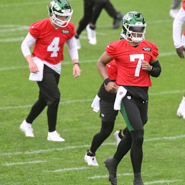 Jun 10, 2025; East Rutherford, NJ, USA; New York Jets quarterback Justin Fields (7) warms up during minicamp at Atlantic Health Jets Training Center. Mandatory Credit: John Jones-Imagn Images