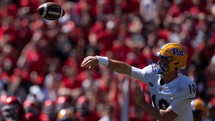 Pittsburgh Panthers quarterback Eli Holstein (10) throws a pass in the fourth quarter of the College Football game between the Cincinnati Bearcats and the Pittsburgh Panthers at Nippert Stadium in Cincinnati on Saturday, Sept. 7, 2024.