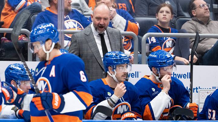 Apr 12, 2026; Elmont, New York, USA; New York Islanders head coach Peter DeBoer speaks to his team prior to their game against the Montréal Canadiens at UBS Arena. Mandatory Credit: Alexander Wohl-Imagn Images Apr 12, 2026; Elmont, New York, USA; New York Islanders head coach Peter DeBoer speaks to his team prior to their game against the Montréal Canadiens at UBS Arena. Mandatory Credit: Alexander Wohl-Imagn Images