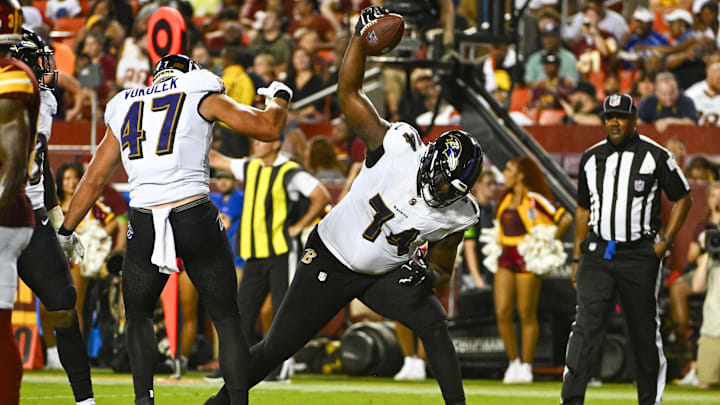 Veteran offensive tackle David Sharpe has been signed by the Los Angeles Chargers.