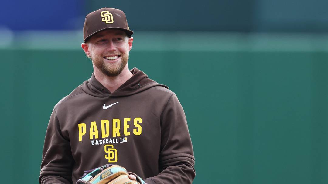 Apr 6, 2026; Pittsburgh, Pennsylvania, USA; San Diego Padres second baseman Jake Cronenworth (9) warms up before the game against the Pittsburgh Pirates at PNC Park. Mandatory Credit: Charles LeClaire-Imagn Images Apr 6, 2026; Pittsburgh, Pennsylvania, USA; San Diego Padres second baseman Jake Cronenworth (9) warms up before the game against the Pittsburgh Pirates at PNC Park. Mandatory Credit: Charles LeClaire-Imagn Images