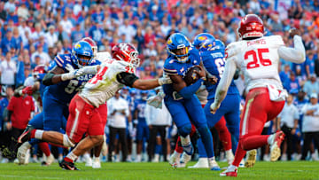 Oct 19, 2024; Kansas City, Missouri, USA; Kansas Jayhawks quarterback Jalon Daniels (6) runs the ball against the Houston Cougars during the fourth quarter at GEHA Field at Arrowhead Stadium. Mandatory Credit: William Purnell-Imagn Images
