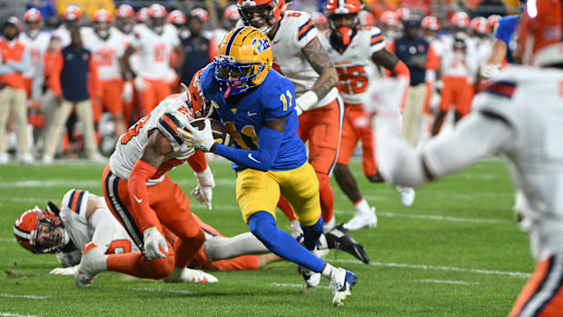 Pittsburgh Panthers wide receiver Censere Lee (11) eludes Syracuse Orange 