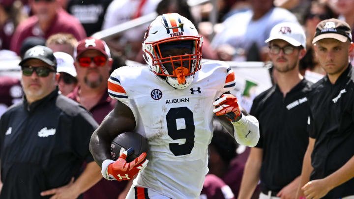 Auburn Tigers linebacker Eugene Asante with a scoop and score vs. Texas A&M