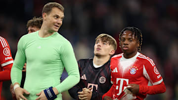 Routinier Manuel Neuer zusammen mit Lennart Karl und Wisdom Mike