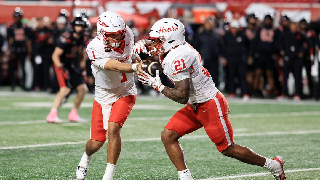 Houston QB Conner Weigman hands the ball off to RB Makhi Hughes. Mandatory Credit: Rob Gray-Imagn Images Houston QB Conner Weigman hands the ball off to RB Makhi Hughes. Mandatory Credit: Rob Gray-Imagn Images