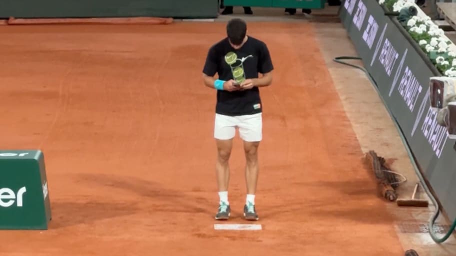 Alcaraz snapping a photo of Nadal's footprint plaque at Court Philippe-Chatrier.  | Screengrab Twitter @rolandgarros