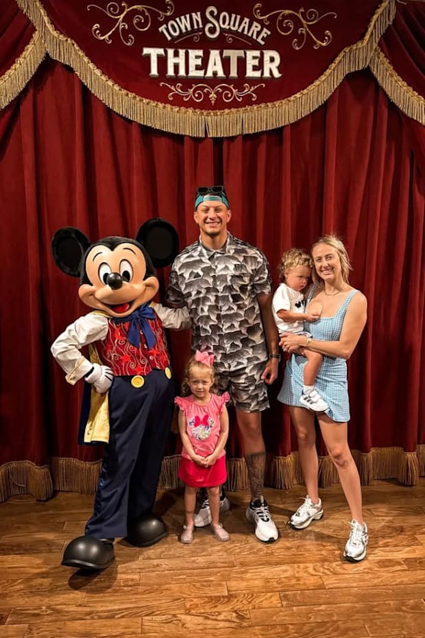 Golden – 3 months old, Patrick Mahomes’ daughter has found her first best friend. Brittany had to exclaim “Golden girl can’t wait” as they prepared to meet for the first time. - News