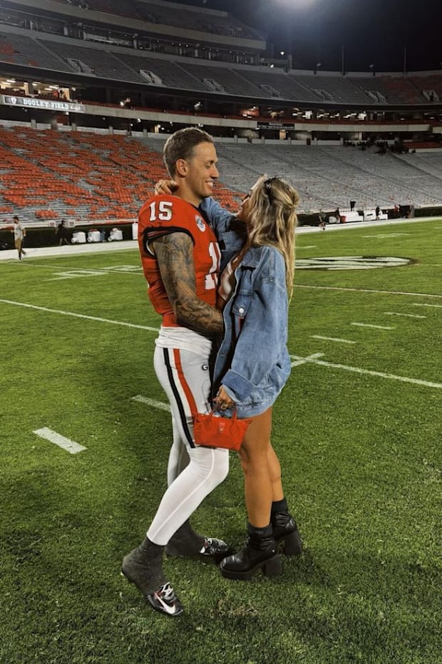 Hanna Cavinder wows in Carson Beck ‘15’ Georgia Bulldogs crop top selfie
