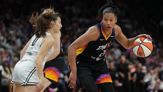 A photo of Alyssa Thomas driving the ball