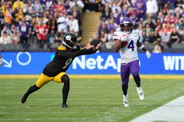 Vikings returner Myles Price runs down the sideline, trying to avoid kicker Chris Boswell.