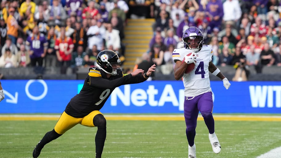 Vikings returner Myles Price runs down the sideline, trying to avoid kicker Chris Boswell.