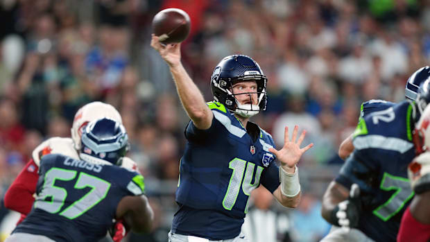 Sam Darnold throws a pass