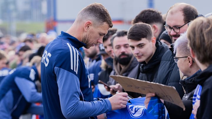 Edin Dzeko musste viele Autogramm-Wünsche erfüllen 