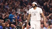 Davis solo jugó tres cuartos en su primer juego con los Mavericks