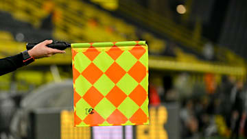 Die Fahne des Linienrichters signalisiert Abseits