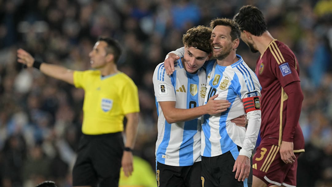 Messi marca duas vezes em seu possível último jogo na Argentina 