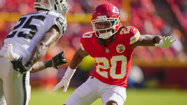 Oct 19, 2025; Kansas City, Missouri, USA; Kansas City Chiefs cornerback Nohl Williams (20) defends Las Vegas Raiders cornerback Decamerion Richardson (25) during the second half at GEHA Field at Arrowhead Stadium. Mandatory Credit: Jay Biggerstaff-Imagn Images