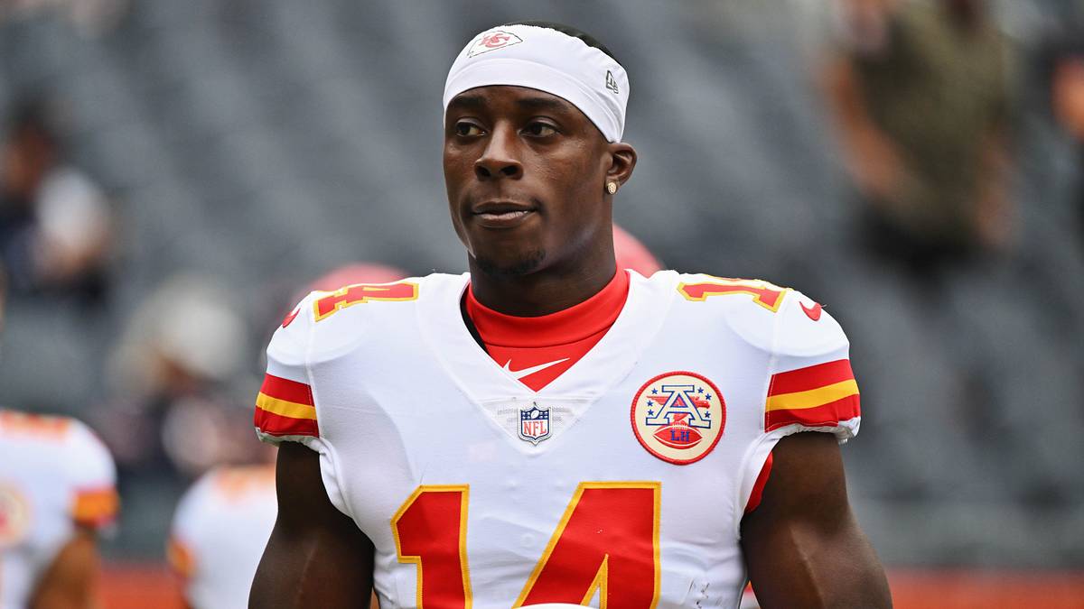 Seattle Seahawks waive wide receiver, defensive back