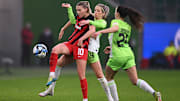 Laura Freigang im Duell mit Wolfsburgs Kathy Hendrich und Joelle Wedemeyer.