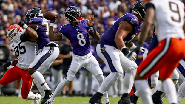 Lamar Jackson sets to throw for the Baltimore Ravens vs. the Cleveland Browns.