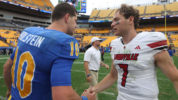  Pittsburgh Panthers quarterback Eli Holstein (10) congratulates Louisville Cardinals quarterback Miller Moss (7)