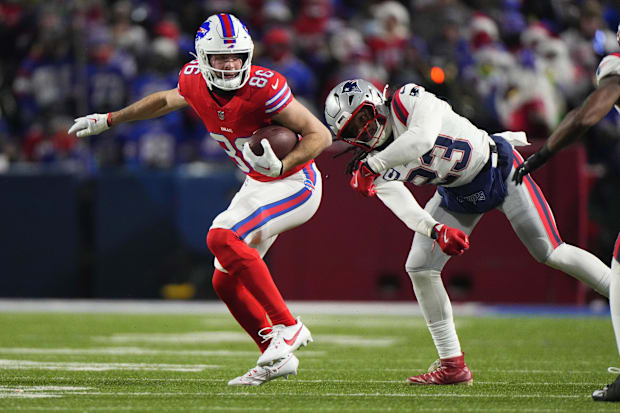 Buffalo Bills tight end Dalton Kincaid runs with the ball after making a catch against the New England Patriots.