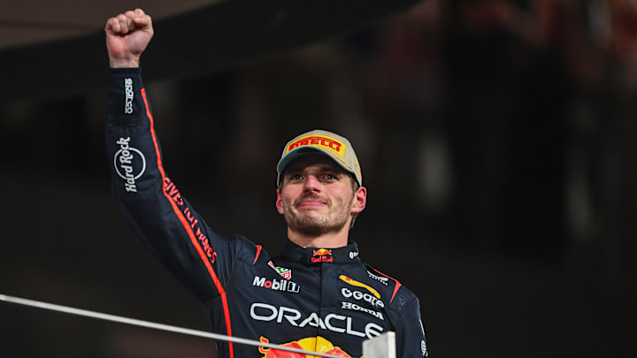 Max Verstappen celebra su victoria en el Gran Premio de Abu Dabi en el podio de Yas Marina. Max Verstappen celebra su victoria en el Gran Premio de Abu Dabi en el podio de Yas Marina.