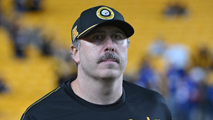 Pittsburgh Steelers offensive coordinator Arthur Smith stands on the sidelines during warm ups.