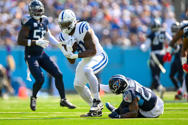 Indianapolis Colts tight end Mo Alie-Cox makes a catch against Tennessee Titans safety Quandre Diggs.