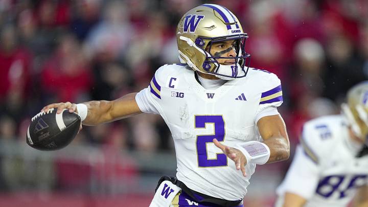 The Washington Huskies borrowed elements from NFL team uniforms. The Washington Huskies borrowed elements from NFL team uniforms.