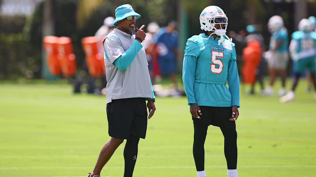 Miami Dolphins Defensive Coordinator Anthony Weaver Linked to NFL Head  Coach Openings