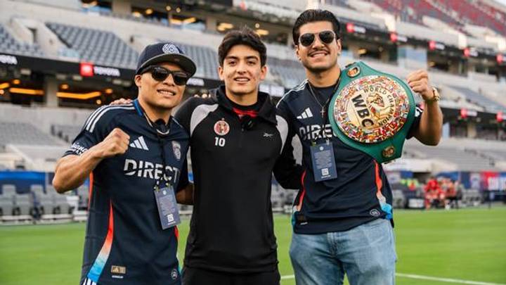 Isaac “Pitbull” Cruz y Jesús “Mono” Ramos Jr. con Gilberto Mora Isaac “Pitbull” Cruz y Jesús “Mono” Ramos Jr. con Gilberto Mora