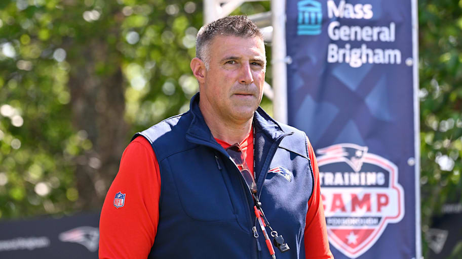 New England Patriots head coach Mike Vrabel drew blood while breaking up a fight during his team's joint practice with the Washington Commanders. | Eric Canha-Imagn Images