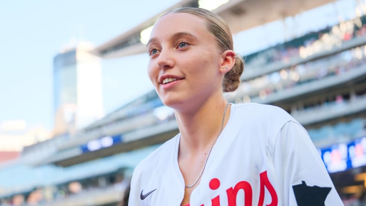 August 13, 2024, Minneapolis, Minnesota, USA: University of Connecticut Women's Basketball player Paige Bueckers throws out the first pitch before a MLB, Baseball Herren, USA game between the Minnesota Twins and the Kansas City Royals at Target Field. The Twins won 13-3. Minneapolis USA