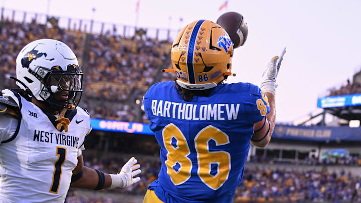 Sep 14, 2024; Pittsburgh, Pennsylvania, USA; West Virginia Mountaineers cornerback Garnett Hollis Jr. (1) battles Pittsburgh Panthers tight end Gavin Bartholomew (86) for a pass in the fourth quarter at Acrisure Stadium. Mandatory Credit: Barry Reeger-Image Images Sep 14, 2024; Pittsburgh, Pennsylvania, USA; West Virginia Mountaineers cornerback Garnett Hollis Jr. (1) battles Pittsburgh Panthers tight end Gavin Bartholomew (86) for a pass in the fourth quarter at Acrisure Stadium. Mandatory Credit: Barry Reeger-Image Images