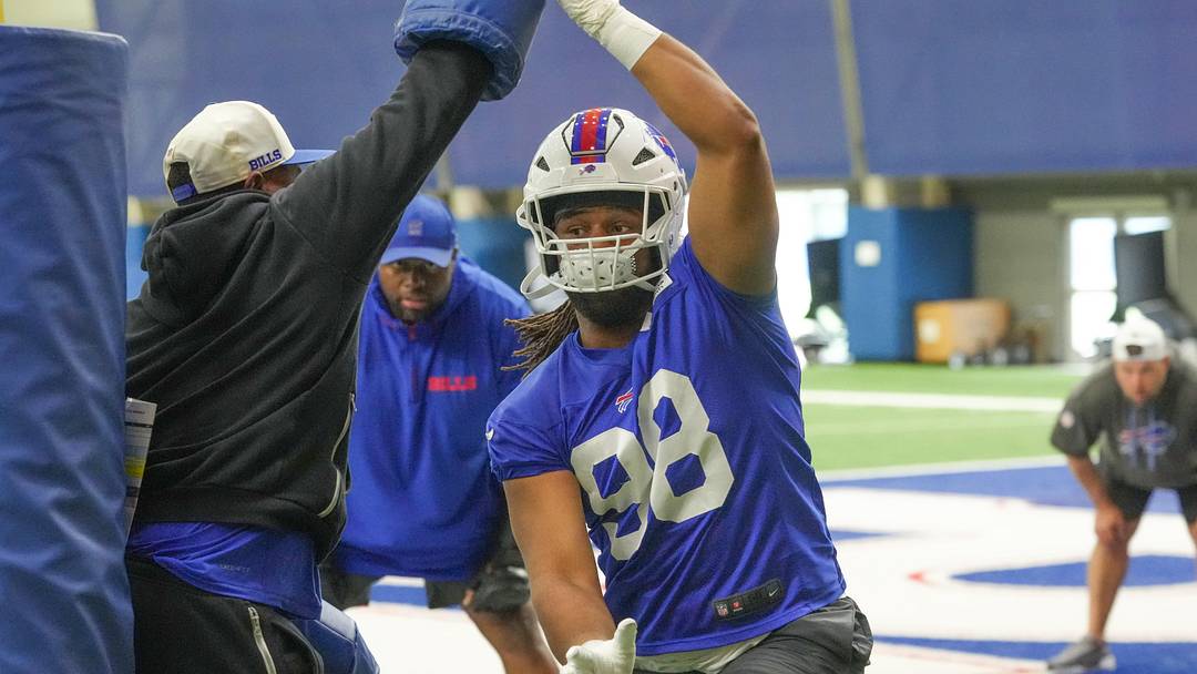 Buffalo Bills defensive tackle T.J. Sanders (98) trains during Buffalo Bills Minicamp.