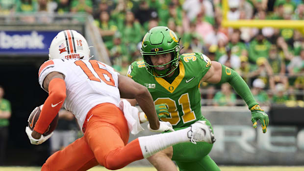  Oregon Ducks defensive back Dillon Thieneman (31) runs after Oklahoma State Cowboys wide receiver Christian Fitzpatrick (16)